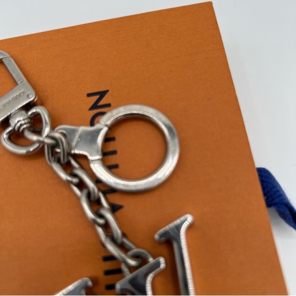 Authentic Louis Vuitton silver keychain/keychain in box - Picture 3 of 7